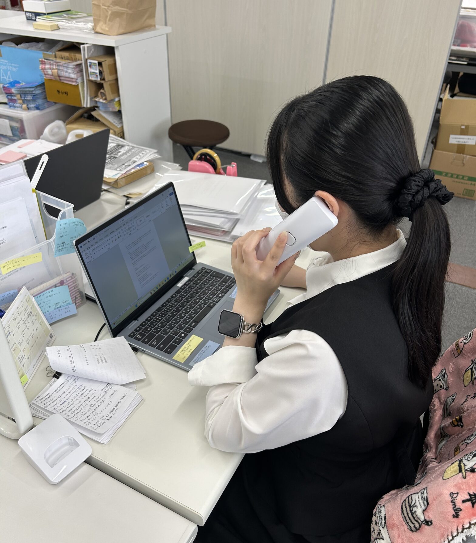 5月に入社した本部事務の清水さんです